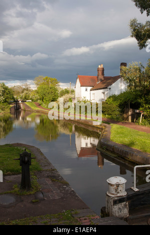 Réflexions sur la voie navigable et Worcester Birmingham Canal près de Tardebigge, Worcestershire, Angleterre, RU Banque D'Images