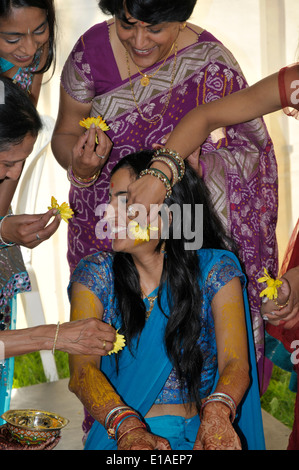 Belle Mariée indienne d'être assis pendant une pithi ou pré vidhi cérémonie de mariage. Banque D'Images