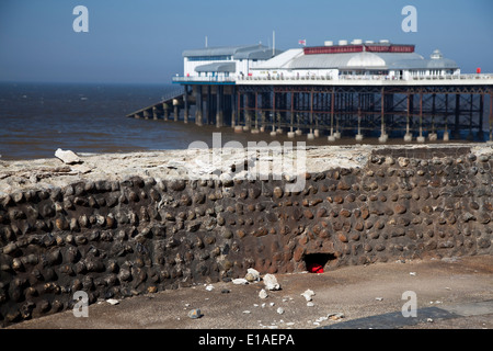 Une section de la digue endommagée de Cromer, conséquence de la tempête de décembre 2013 Banque D'Images