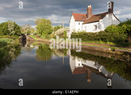 Réflexions sur la voie navigable et Worcester Birmingham Canal près de Tardebigge, Worcestershire, Angleterre, RU Banque D'Images