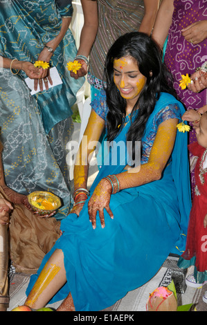 Belle Mariée indienne d'être assis pendant une pithi ou pré vidhi cérémonie de mariage. Banque D'Images