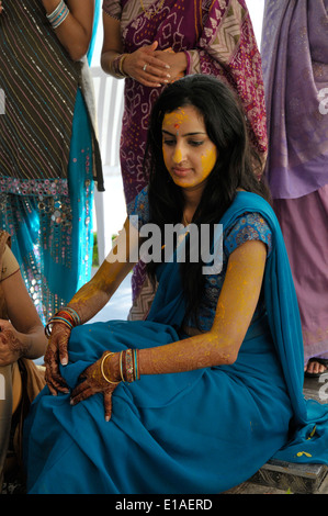 Belle Mariée indienne d'être assis pendant une pithi ou pré vidhi cérémonie de mariage. Banque D'Images