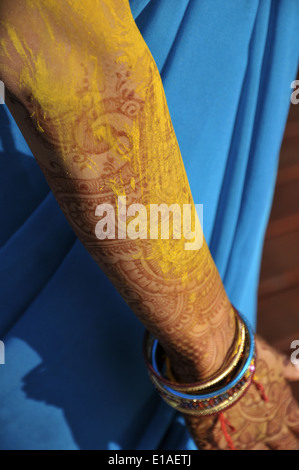 Une belle mariée indienne au cours d'une cérémonie de pithi vidhi ou avant le mariage. Banque D'Images