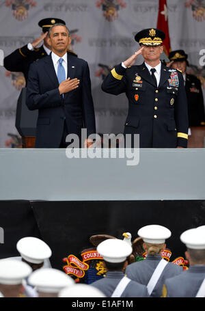 West Point, USA. 28 mai, 2014. Le président américain Barack Obama (L) assiste à la cérémonie de remise des diplômes à l'Académie militaire de West Point, New York, États-Unis, le 28 mai 2014. Obama a dit qu'ici mercredi qu'il croit en l'avenir prévisible, le terrorisme demeure la menace la plus directe à l'Amérique à la maison et à l'étranger. Credit : Wang Lei/Xinhua/Alamy Live News Banque D'Images