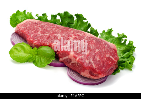 Un contre-filet de bœuf persillé parfaitement isolé sur blanc. Banque D'Images
