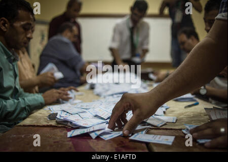 Le Caire, Égypte. 28 mai, 2014. Organiser les travailleurs électoraux égyptien et compter les bulletins de vote après l'heure de clôture du vote au Caire, Égypte, 28 mai 2014. L'Égypte a trois jours de l'élection présidentielle a pris fin le mercredi. Source : Xinhua/Chaoyue Pan/Alamy Live News Banque D'Images