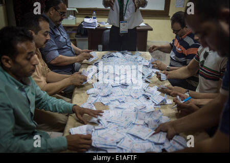 Le Caire, Égypte. 28 mai, 2014. Organiser les travailleurs électoraux égyptien et compter les bulletins de vote après l'heure de clôture du vote au Caire, Égypte, 28 mai 2014. L'Égypte a trois jours de l'élection présidentielle a pris fin le mercredi. Source : Xinhua/Chaoyue Pan/Alamy Live News Banque D'Images