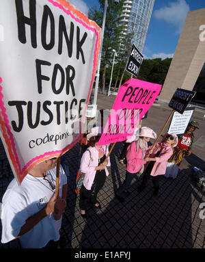 Dallas, Texas - 28 mai 2014 - Plus grande société United States, Exxon Mobil iheld c'est assemblée annuelle des actionnaires à Dallas mais pas sans bouleverser les manifestants sur les profits qu'ils font d'autres personnes. Banque D'Images