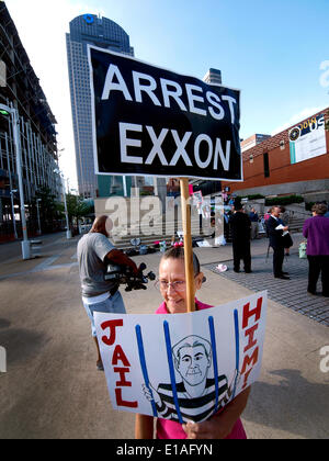 Dallas, Texas - 28 mai 2014 -manifestant devant le Morton Meyerson Symphony Hall accueille les actionnaires de venir à Exxon Mobil's assemblée annuelle des actionnaires. Banque D'Images