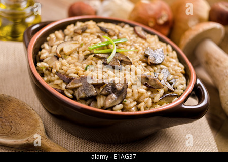 Un bol de risotto aux champignons sauvages avec riz et arboricole cèpes. Banque D'Images