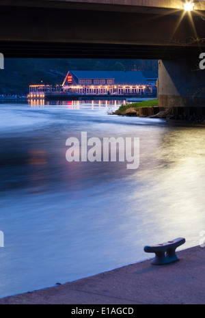 Une tortue Jacks restaurant sur la rive du lac Muskoka à la tombée de la nuit avec des lumières se reflétant dans l'eau. Port Carling Ontario, Canada Banque D'Images