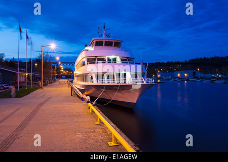 Island Queen 'V' bateau de croisière dans le port de Parry Sound au crépuscule. Parry Sound, Ontario, Canada. Banque D'Images