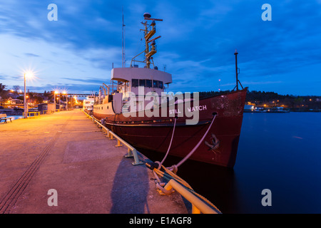 "Surveiller" bateau de pêche dans le port de Parry Sound au crépuscule. Parry Sound, Ontario, Canada. Banque D'Images