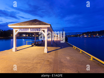 Port de Parry Sound pier au crépuscule avec signalisation. Parry Sound, Ontario, Canada. Banque D'Images