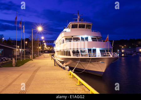 Island Queen 'V' bateau de croisière dans le port de Parry Sound au crépuscule. Parry Sound, Ontario, Canada. Banque D'Images