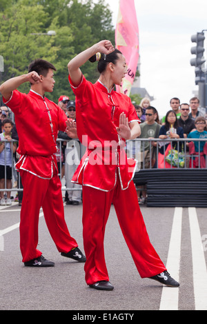 L'équipe de démonstration de Kung Fu à la scène festival - USA Banque D'Images