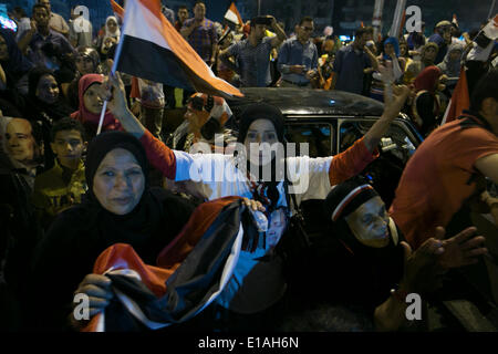 Le Caire, Égypte. 28 mai, 2014. Egyptiens vague drapeaux nationaux pendant un rassemblement pour célébrer l'élection présidentielle sur la place Tahrir au Caire, Égypte, 28 mai 2014. Sondage initial de compter sur l'Egypte a montré mercredi ancien chef Abdel Fattah al-Sisi peut gagner l'élection présidentielle du 26 au 28 mai avec une majorité écrasante de voix. Credit : Cui Xinyu/Xinhua/Alamy Live News Banque D'Images