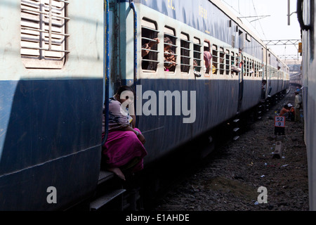 Un train de voyageurs en Inde Banque D'Images