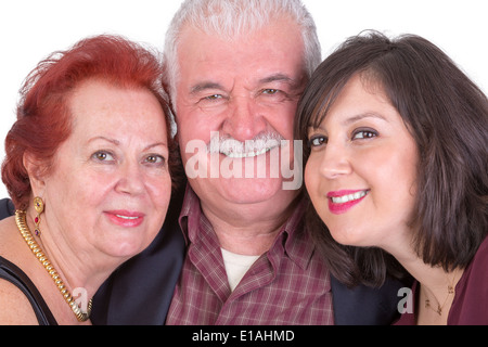 Fermer portrait of senior couple et leur fille moyen-âge tous les trois d'entre eux montrant leur bonheur peut-être ses pères jours Banque D'Images