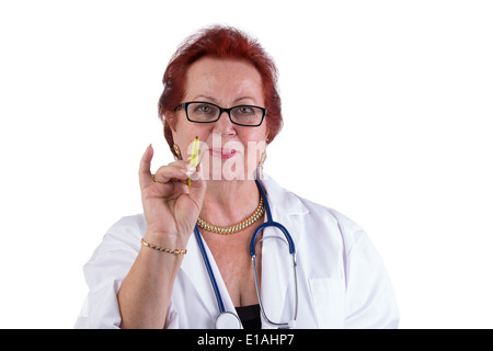 Médecin de faire un point avec son stylo vert, elle a un véritable friendly regarder dans les yeux, le port d'un stéthoscope Banque D'Images