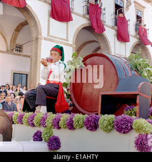 La Festa dos Tabuleiros à Tomar est un festival traditionnel portugais qui a lieu tous les quatre ans. Il célèbre la culture locale, avec des expositions élaborées de plateaux décorés (tabuleiros) portés par les participants dans les rues. Banque D'Images