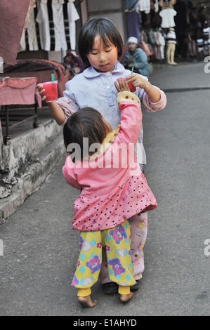 Deux jeunes filles dans un village Hmong, près de Chiang Mai, Thaïlande Banque D'Images