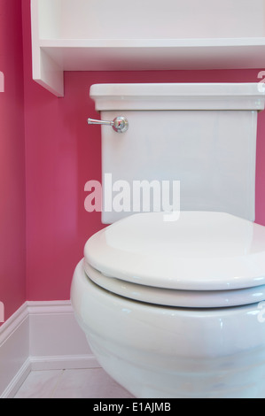 Toilettes dans salle de bains rose Banque D'Images