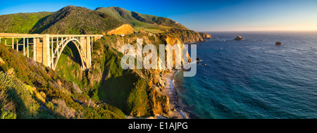 Vue panoramique de la côte de Big Sur à l'Bixby Creek Bridge, le comté de Monterey, Californie, États-Unis. Banque D'Images