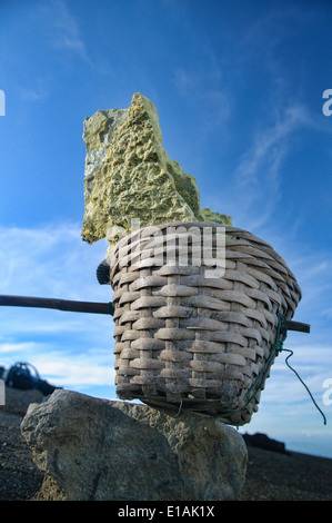 Un panier de mineur de soufre au Kawah Ijen cratère volcanique, Java, Indonésie Banque D'Images