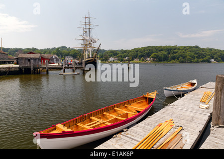 Vue d'un grand voilier entièrement gréé à Mystic Seaport, Connecticut Banque D'Images