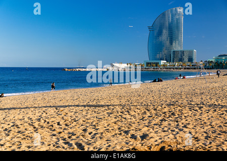 Vue de la plage de Barceloneta avec le W Hotel, Barcelone, Catalogne, Espagne Banque D'Images