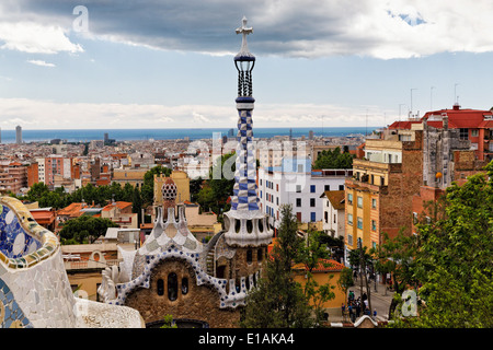 Portrait de la porterie avec Tour Blanc et bleu, le parc Guell, Barcelone, Catalogne, Espagne Banque D'Images