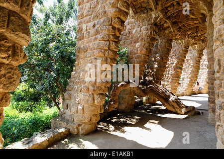 Colonnade en viaduc du caroubier, le parc Guell, Barcelonia, Espagne Banque D'Images