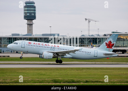 Air Canada Airbus A320-211 C-avion à fuselage étroit FKCO prendre décollant de l'Aéroport International de Vancouver, Canada Banque D'Images