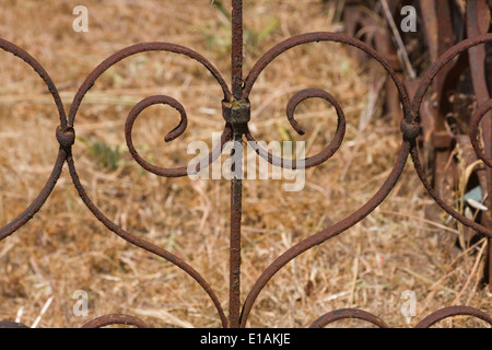 Clôture en fer forgé en forme de coeur autour d'une fosse commune à San Juan Bautista, en Californie. Banque D'Images