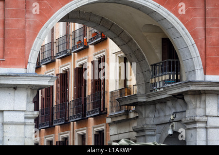 Balcons et fenêtres avec volets Vue à travers une arche d'un bâtiment, la Plaza Mayor, Madrid, Espagne Banque D'Images