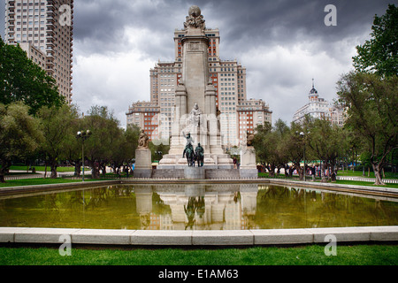 Low Angle View of Le Cervantes Monument avec un des miroirs, Plaza de España, Madrid, Espagne Banque D'Images