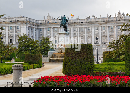 Parc avec la statue équestre du roi Philippe IV, Plaza de Oriente, Madrid, Espagne Banque D'Images