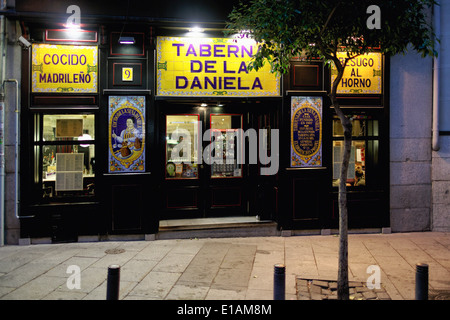 Voir l'entrée d'un bar à tapas le soir de la Taverne Daniela, Madrid, Espagne Banque D'Images