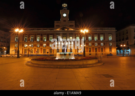 Vue de la nuit de l'ancien bureau de poste , maintenant bâtiment gouvernemental, Plaza Puerta del Sol, Madrid, Espagne Banque D'Images