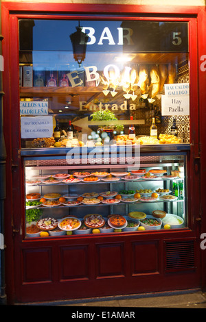 La nourriture apparaît dans la fenêtre d'un bar à tapas, Bar Eboli, Plaza Mayor, Madrid, Espagne Banque D'Images