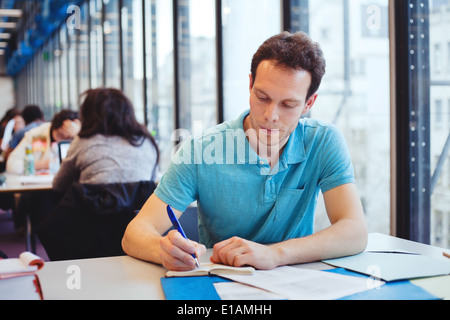 Dans la bibliothèque de travail étudiant Banque D'Images