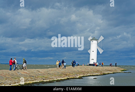 Moulin de balise de navigation, moulin, la plus longue jetée en pierre en Europe, de la mer Baltique, Swinoujscie, Pologne, Europe Banque D'Images