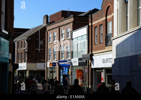 Rue haute typiquement anglais, avec des magasins et les consommateurs : Macclesfield, Cheshire Banque D'Images