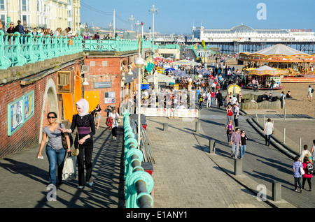 Anglais centre de villégiature sur une chaude journée d'été, avec des foules de gens, sur la promenade. Front de mer de Brighton, l'été ; promenade ; Banque D'Images