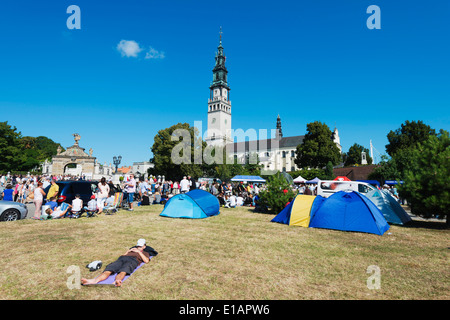 L'Europe, Pologne, Czestochowa, Malopolska, pèlerins au monastère de Jasna Gora, au cours de la fête mariale de l'Assomption Banque D'Images