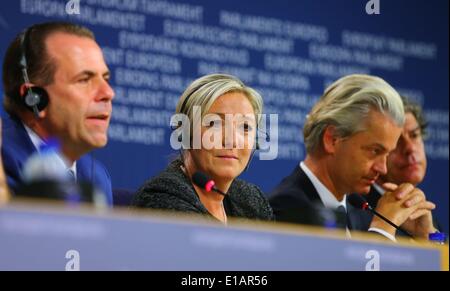 Bruxelles, Belgique, 28 mai 2014. Marine Le Pen (C), leader de l'extrême-droite Front National (FN), assiste à une conférence de presse au siège de l'Union européenne, à Bruxelles, Belgique, le 28 mai 2014. Au cours de la conférence de presse, Le Pen a annoncé une alliance de droite entre le NA et la Ligue du Nord (Italie), le Parti de la Liberté (Pays-Bas), le Parti de la liberté de l'Autriche et le Vlaams Belang (Belgique). Cette alliance est une étape pour la formation d'un groupe parlementaire, mais doit respecter le critère que les élus sont d'au moins sept pays. © Gong Bing/Xinhua/Alamy Live New Banque D'Images