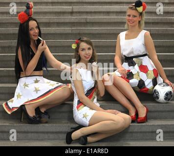 Magdeburg, Allemagne. 28 mai, 2014. Vivien modèles (L-R), Joséphine et Christina présente à l'occasion des robes du prochain championnat du monde de soccer au 'Schule für Mode und Design' (lit. L'École de la mode et du design) à Magdebourg, Allemagne, 28 mai 2014. Jeunes créateurs de mode créé une collection pour les fans de football à partir de matériaux recyclables. Les pièces peuvent être peints dans des couleurs nationales et de soccer avec les marqueurs et crayons de retouche. Photo : JENS WOLF/dpa/Alamy Live News Banque D'Images