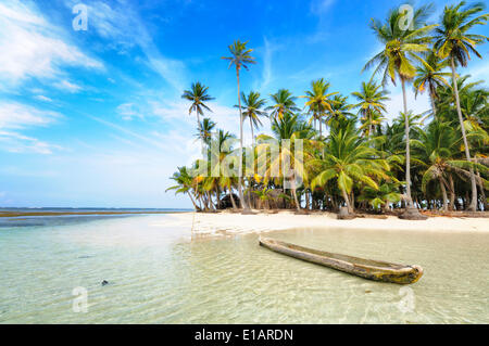 Bateau, pirogue plage déserte avec des palmiers sur une île tropicale, Cayos Chichime Cays Chichime,, îles San Blas, Panama Banque D'Images