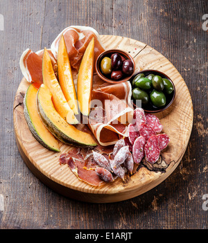 L'antipasto snack-jambon, melon et d'olives sur fond de bois Banque D'Images